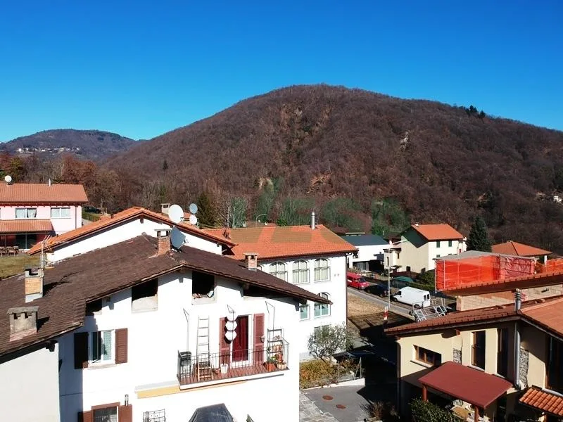 Bel terreno edificabile di 751 m2 ben soleggiato e con vista lago