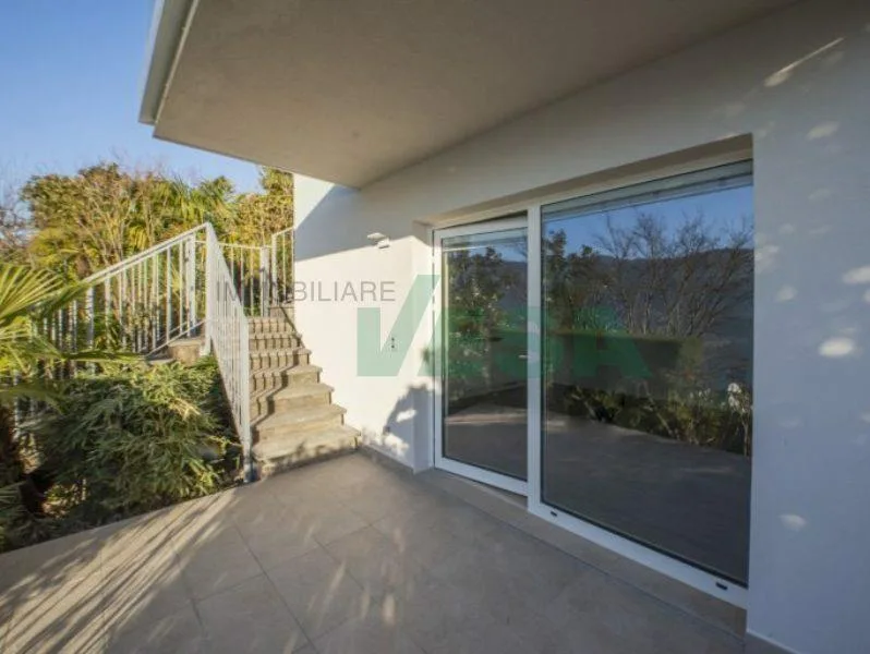 Delizioso appartamento monolocale con vista lago e bella terrazza
