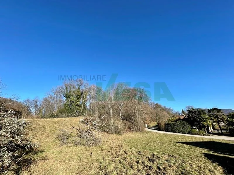 Bel terreno edificabile pianeggiante in zona tranquilla nel verde