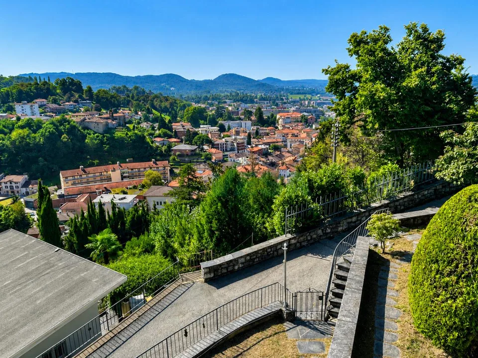 Ampia casa con 3 appartamenti di diverse dimensioni, con bella vista