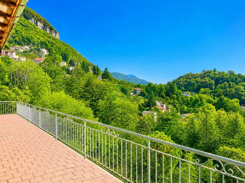 Ampia casa con 3 appartamenti di diverse dimensioni, con bella vista
