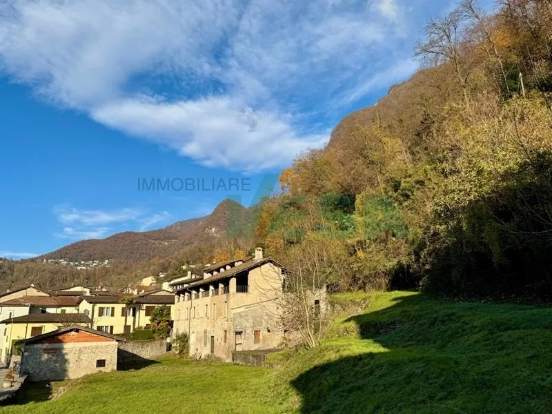 Bel terreno edificabile in splendida posizione tranquilla e soleggiata