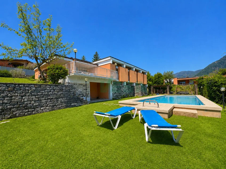 Spaziosa villa con piscina e splendida vista panoramica sui vigneti