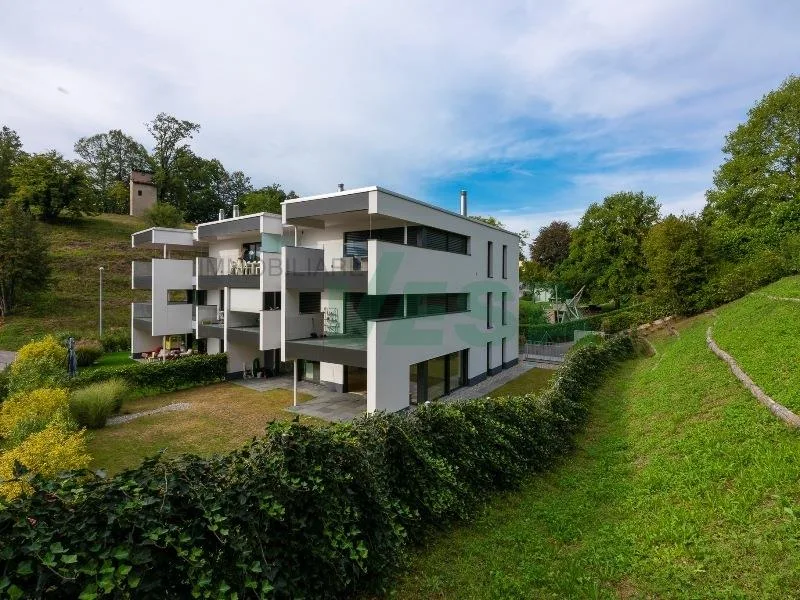 Montagnola Arasio: elegantes 4.5-Zimmer-Wohnung mit privatem Garten und Terrasse