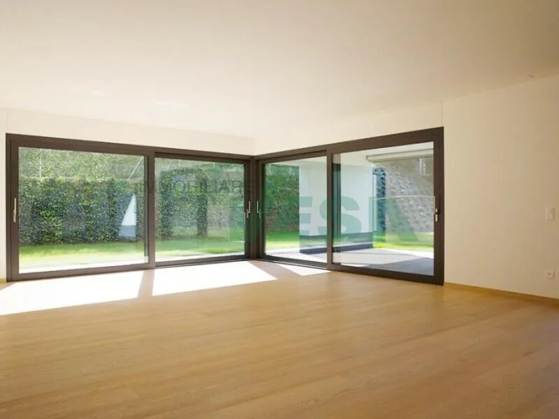 Montagnola Arasio: elegantes 4.5-Zimmer-Wohnung mit privatem Garten und Terrasse
