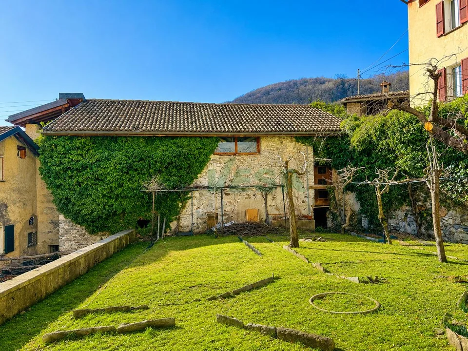 Splendida proprietà con antico palazzo, casetta rustica e bel giardino – Foto 8 von 15
