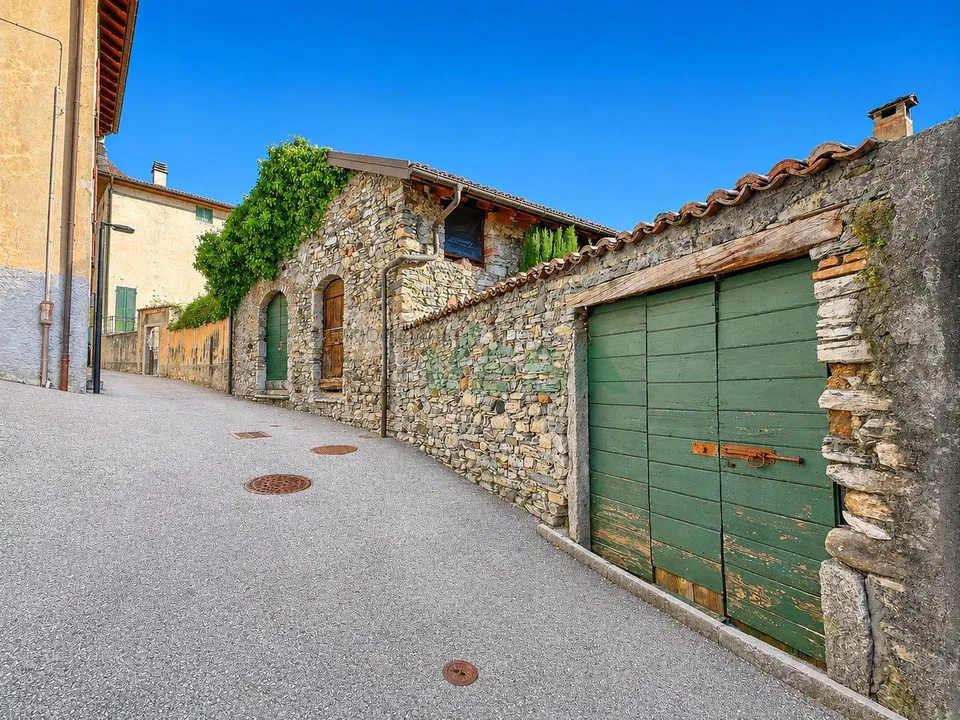 Splendida proprietà con antico palazzo, casetta rustica e bel giardino