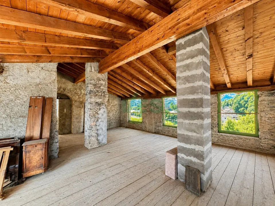 Splendida proprietà con antico palazzo, casetta rustica e bel giardino