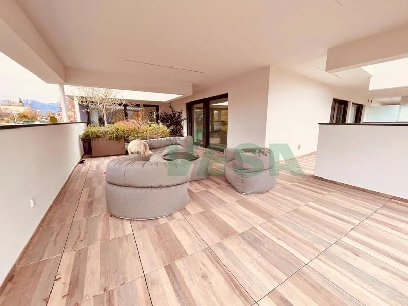 Magnifico attico 4,5 locali con grande terrazza e parziale vista lago