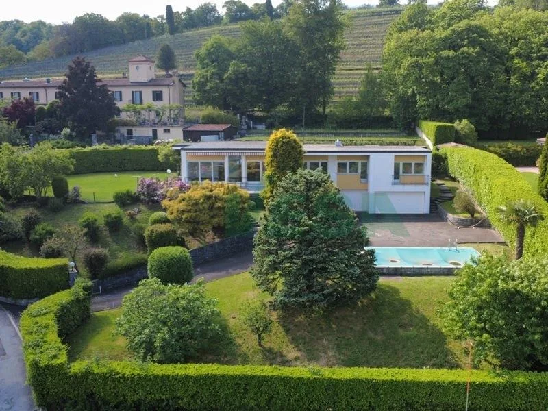 Incantevole villa dalle linee armoniose e moderne, immersa nei vigneti