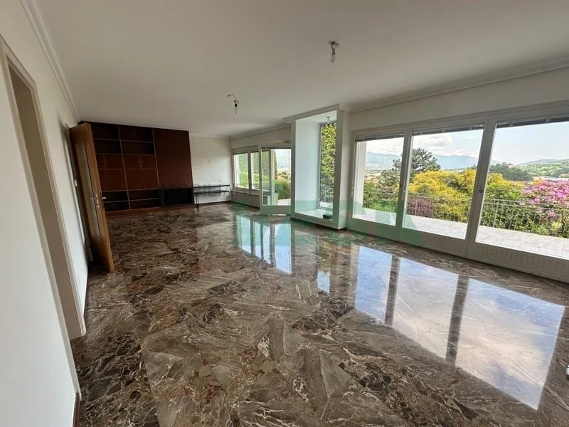 Incantevole villa dalle linee armoniose e moderne, immersa nei vigneti