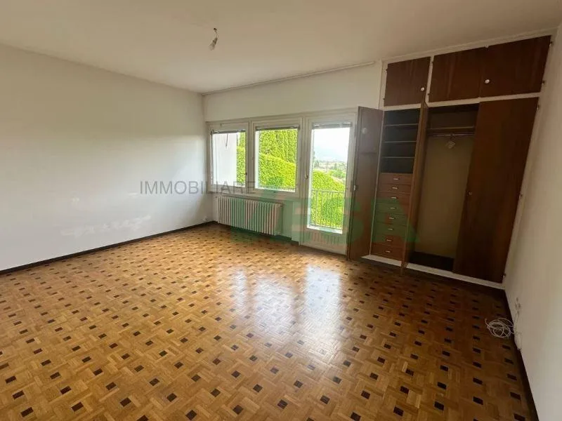 Incantevole villa dalle linee armoniose e moderne, immersa nei vigneti