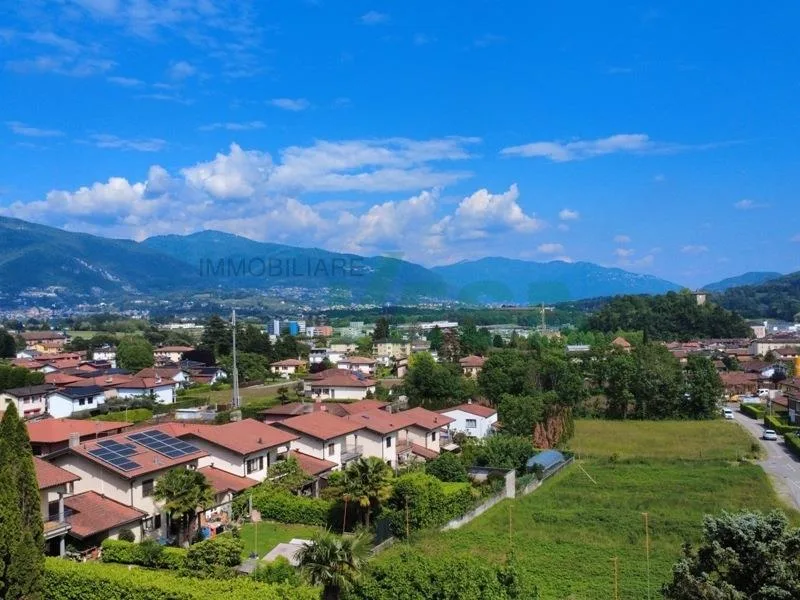 Incantevole villa dalle linee armoniose e moderne, immersa nei vigneti