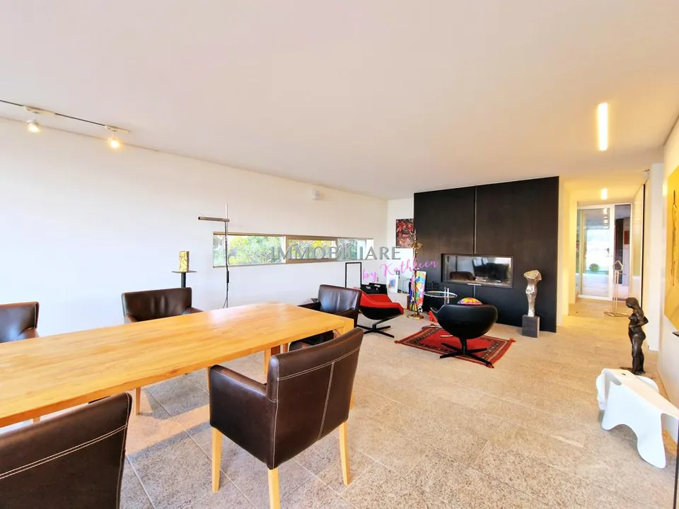 Villa mit Sichtbeton, Panoramaseeblick  und nachhaltiger Ausstattung