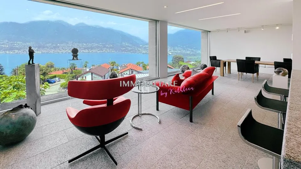 Villa mit Sichtbeton, Panoramaseeblick  und nachhaltiger Ausstattung