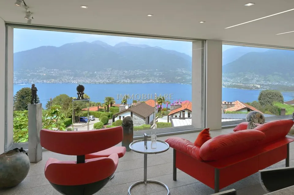 Villa mit Sichtbeton, Panoramaseeblick  und nachhaltiger Ausstattung