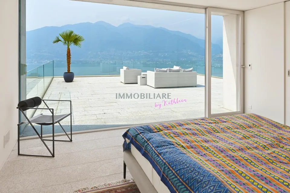 Villa mit Sichtbeton, Panoramaseeblick und nachhaltiger Ausstattung – Foto 10 von 16