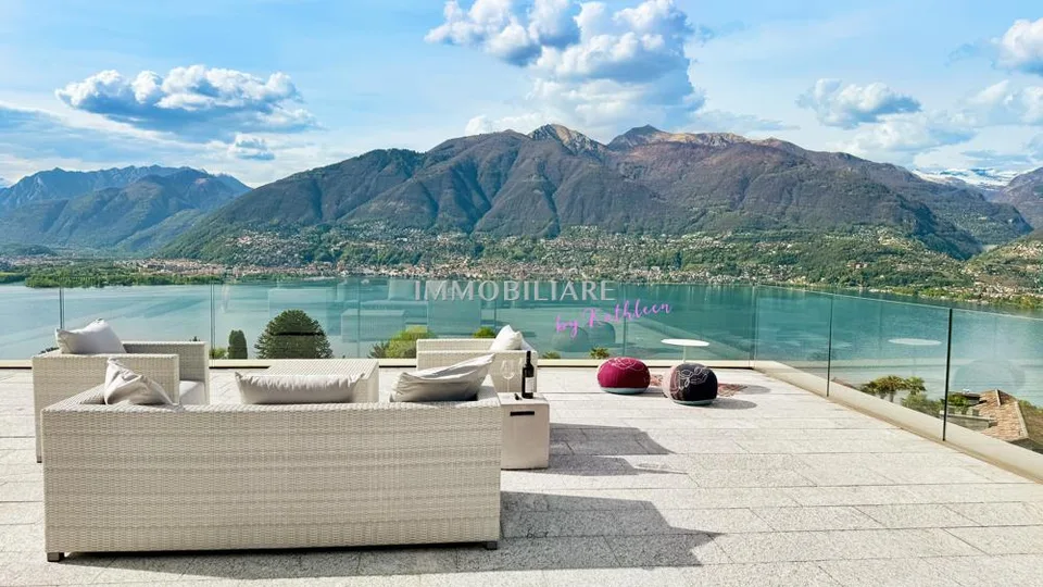 Villa mit Sichtbeton, Panoramaseeblick  und nachhaltiger Ausstattung