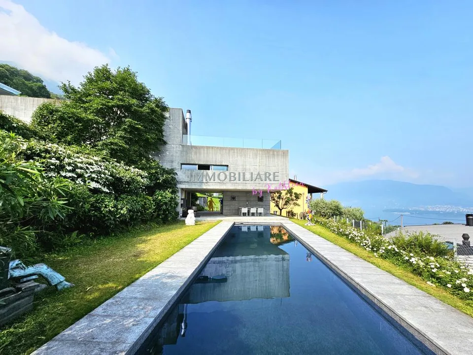 Villa mit Sichtbeton, Panoramaseeblick  und nachhaltiger Ausstattung