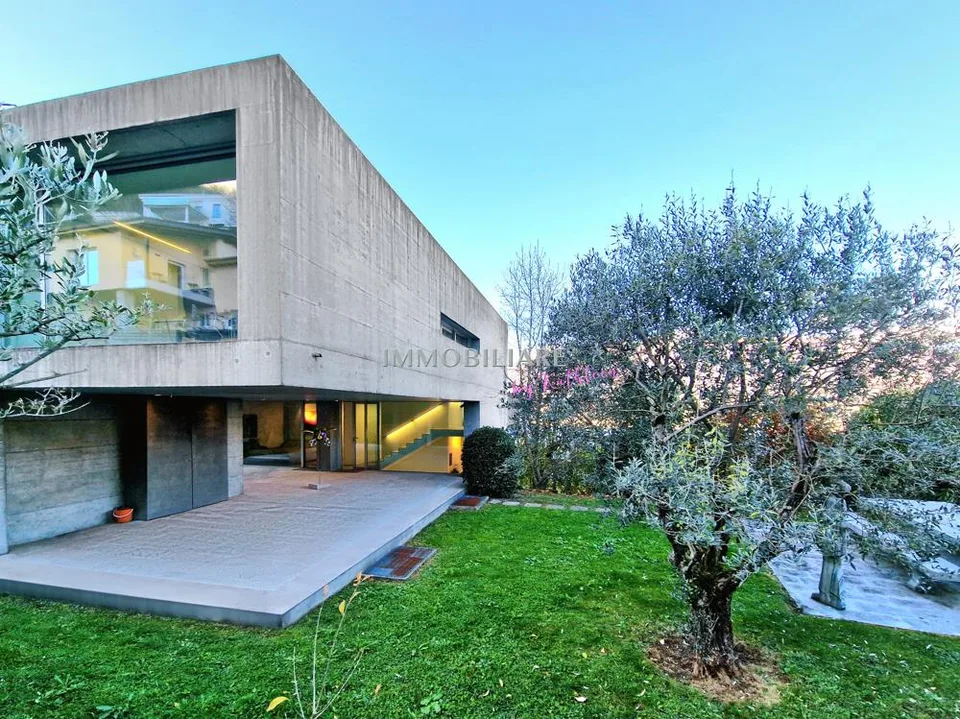 Villa mit Sichtbeton, Panoramaseeblick und nachhaltiger Ausstattung – Foto 13 von 16