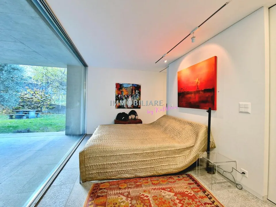 Villa mit Sichtbeton, Panoramaseeblick und nachhaltiger Ausstattung – Foto 11 von 16