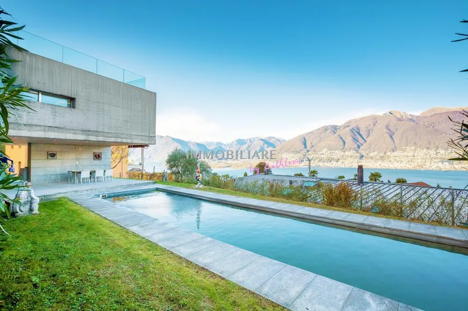 Villa mit Sichtbeton, Panoramaseeblick und nachhaltiger Ausstattung – Foto 12 von 16