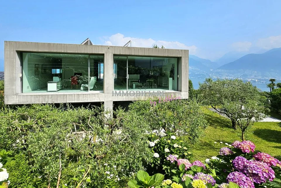 Villa mit Sichtbeton, Panoramaseeblick und nachhaltiger Ausstattung – Foto 8 von 16