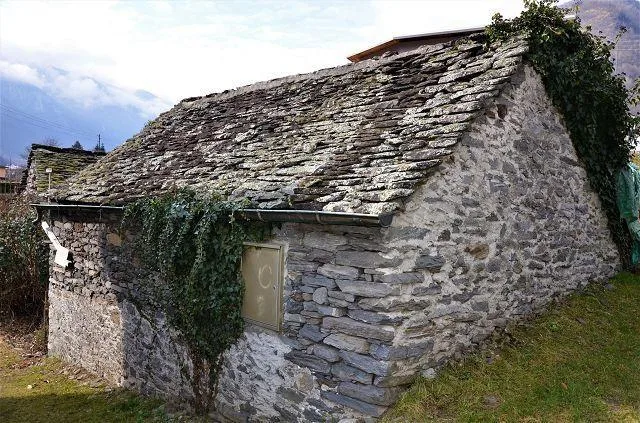 2 rustici da rinnovare con progetto in una posizione soleggiata e t...