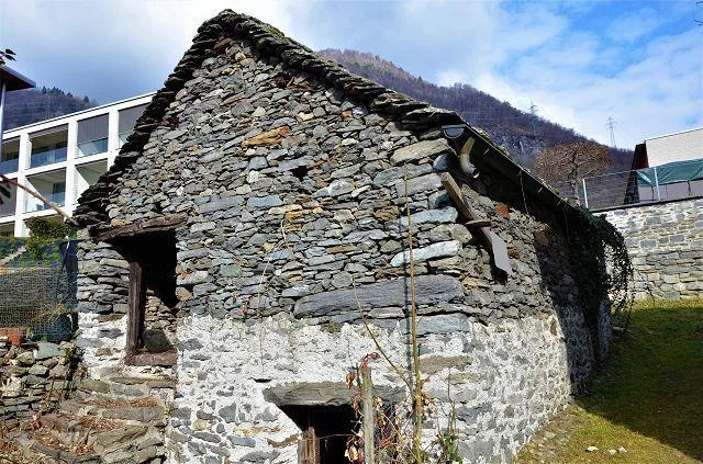 2 rustici da rinnovare con progetto in una posizione soleggiata e t...