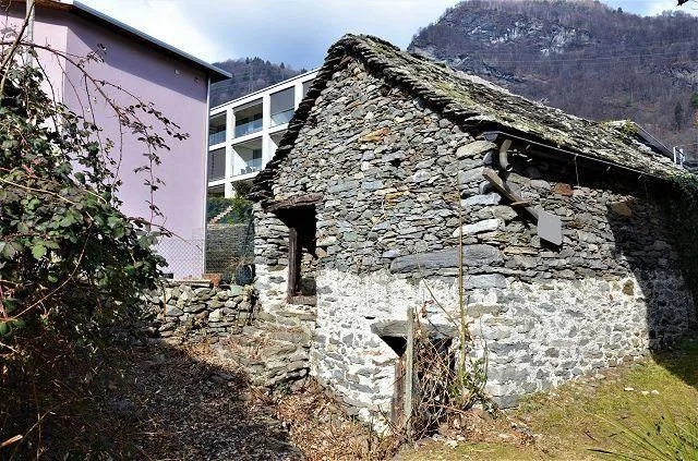 2 rustici da rinnovare con progetto in una posizione soleggiata e t...