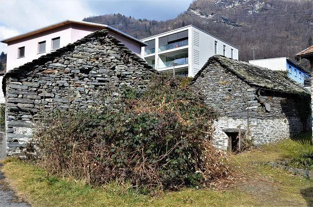 2 rustici da rinnovare con progetto in una posizione soleggiata e t...