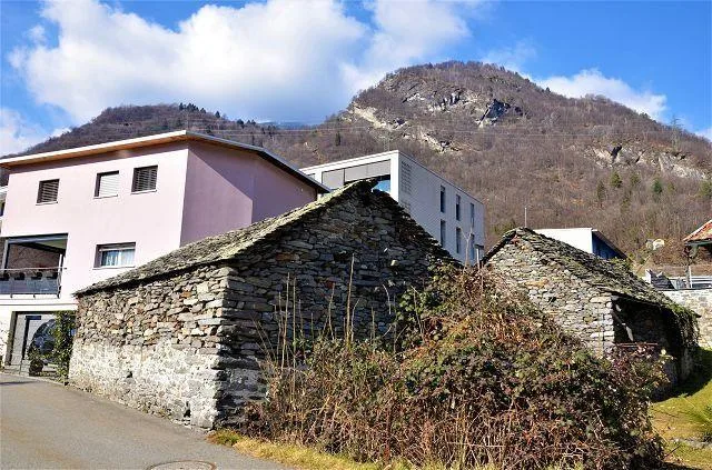 2 rustici da rinnovare con progetto in una posizione soleggiata e t...