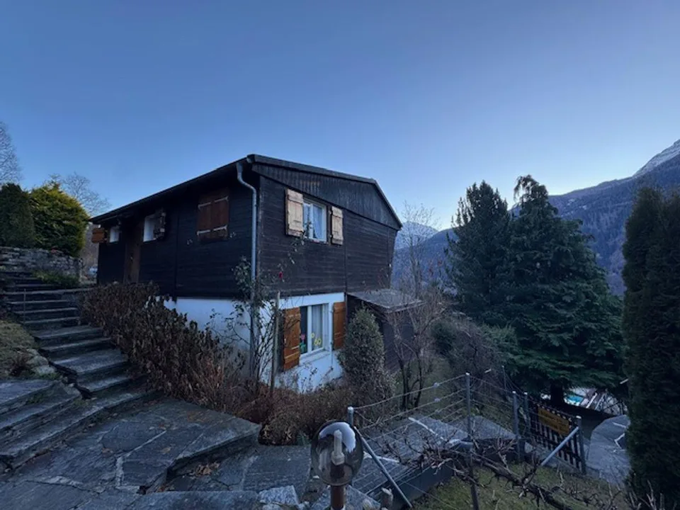 Rustico in legno nelle montagne della Leventina