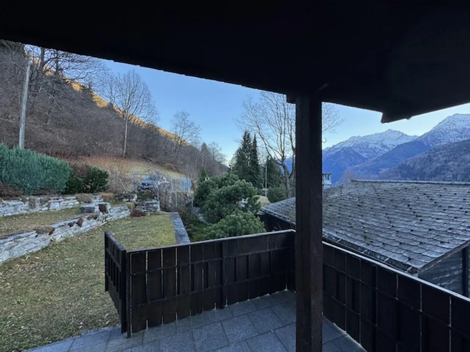 Rustico in legno nelle montagne della Leventina