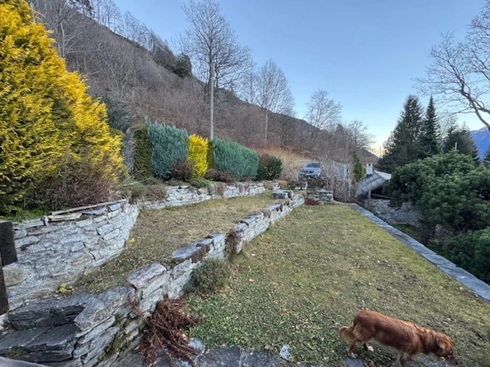 Rustico in legno nelle montagne della Leventina