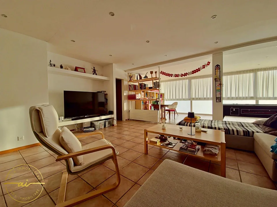 CASA INDIPENDENTE DI 5.5 LOCALI CON GIARDINO E SPAZI COMMERC