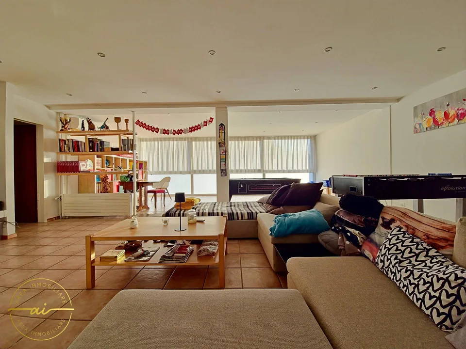 CASA INDIPENDENTE DI 5.5 LOCALI CON GIARDINO E SPAZI COMMERC