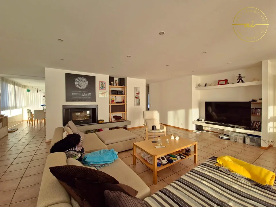 CASA INDIPENDENTE DI 5.5 LOCALI CON GIARDINO E SPAZI COMMERC