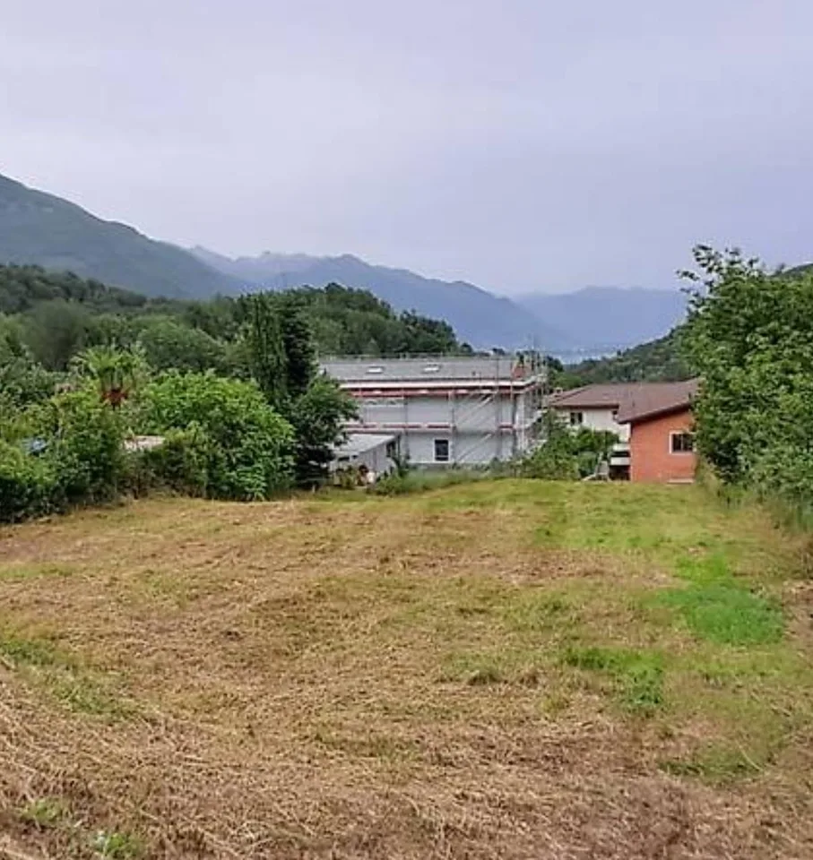 Magnifico terreno con vista parziale lago ad Arcegno