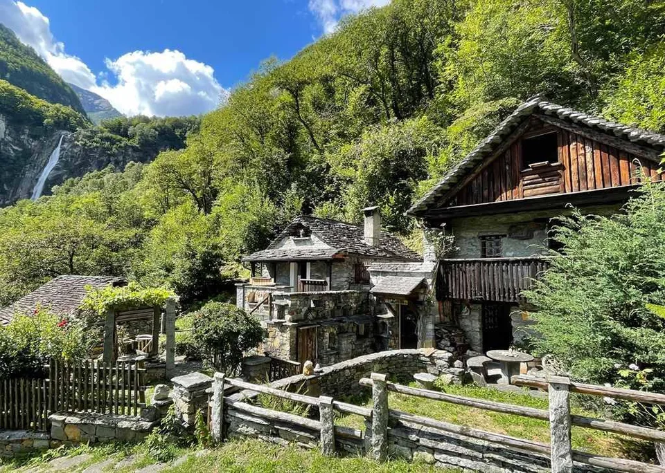zwei schöne Rustici mit Garten und Aussicht / due rustici con giard...