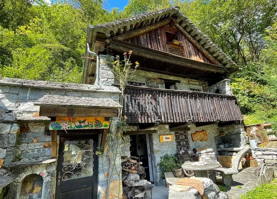 zwei schöne Rustici mit Garten und Aussicht / due rustici con giard...