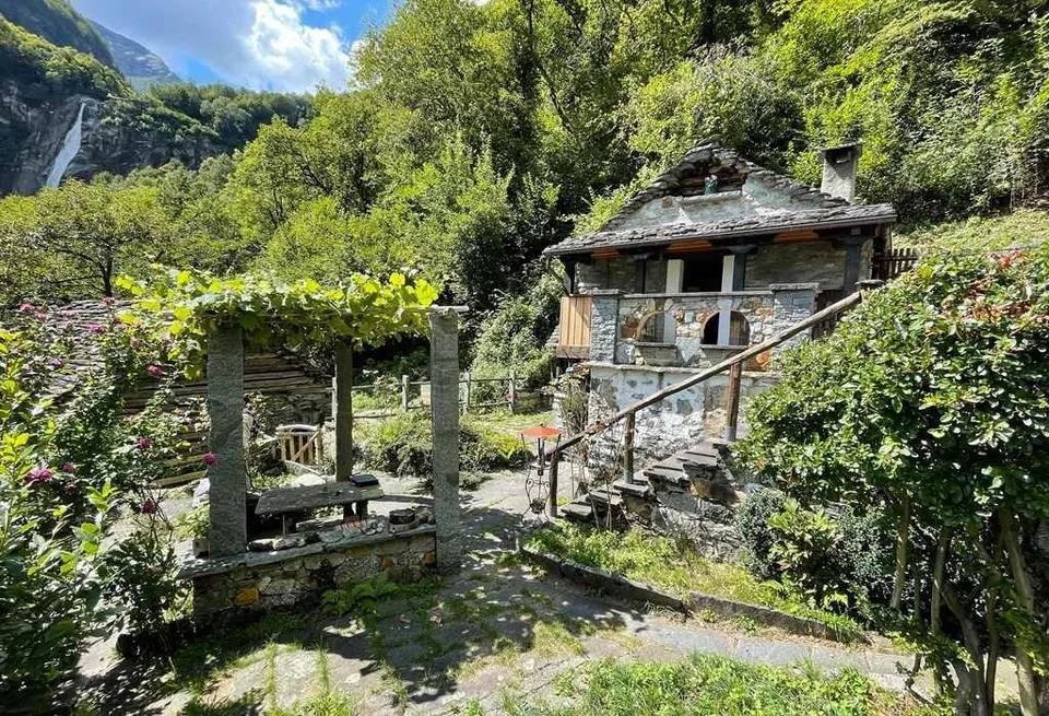 zwei schöne Rustici mit Garten und Aussicht / due rustici con giard...