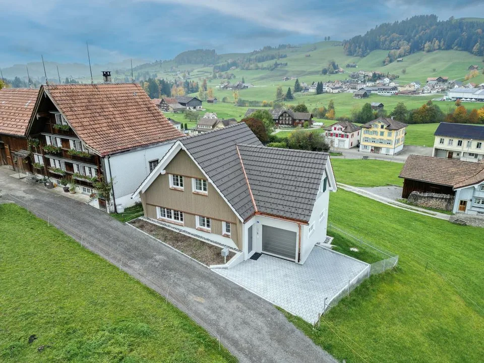 Moderner Neubau inmitten der Appenzeller Hügellandschaft