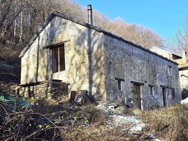 4-Zimmer-Rustico zum fertig Ausbauen mit 5 ha Land / Rustico ei 4 l...