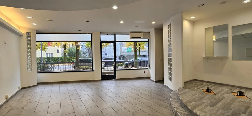 SPAZIO COMMERCIALE CON VETRINA IN CENTRO