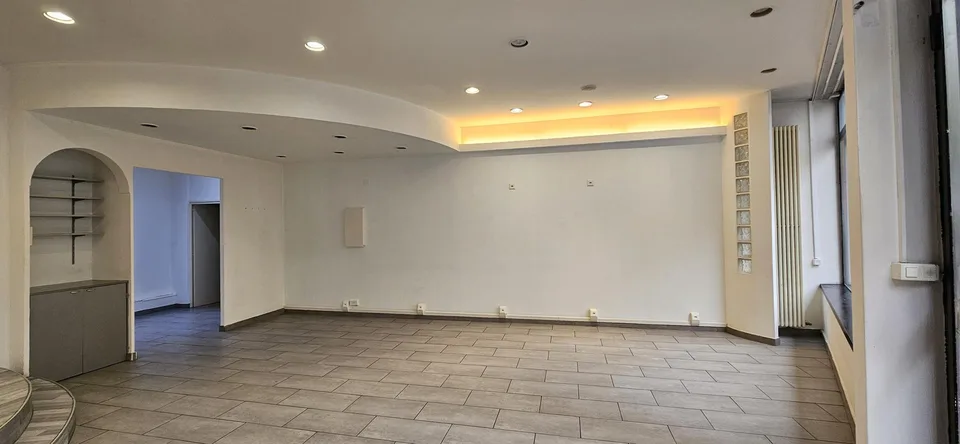 SPAZIO COMMERCIALE CON VETRINA IN CENTRO