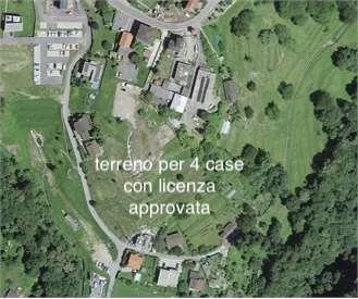 Ampio terreno con licenza per 4 case unifamiliari