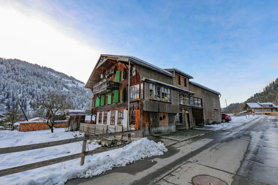 2- Familienwohnhaus mit Werkstatt und Baulandparzelle