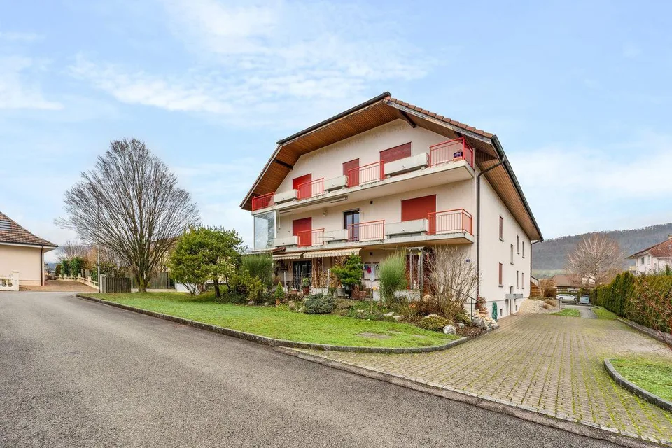 "Avec droit d'habitation" Bel appartement avec terrasse à l'entrée ...