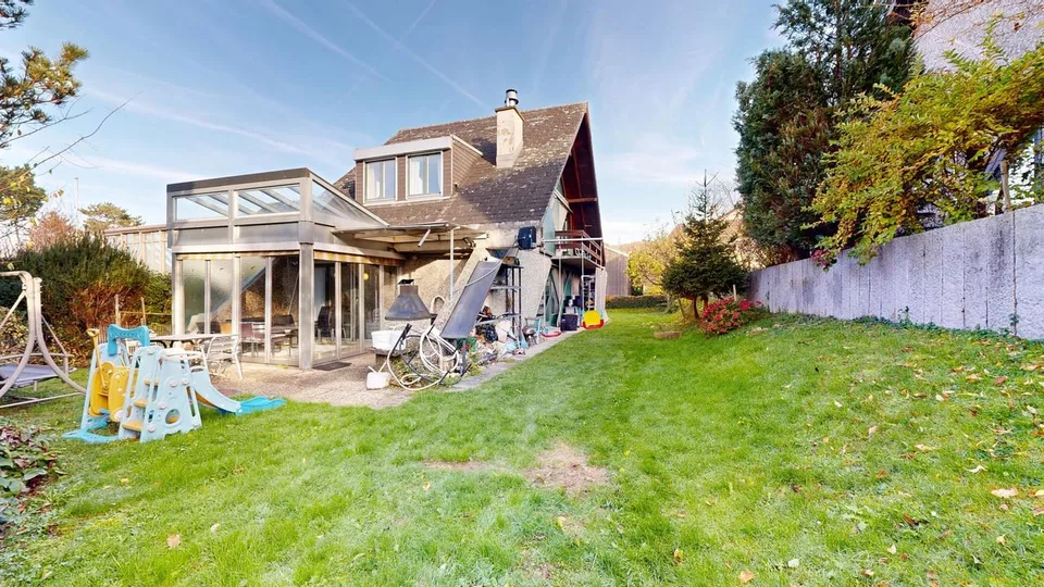 Freistehendes 5.5-Zimmer-Einfamilienhaus mit Cheminée und Hobbyraum